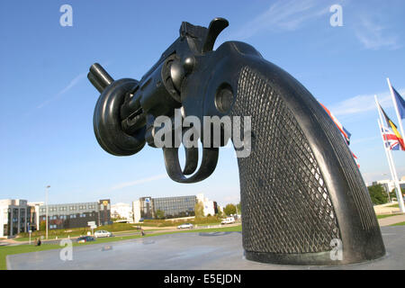 France: Normandie, calvados, caen, mémorial pour la paix, Bronze intitule non-violence située vers le Mémorial, don de l'artiste Carl Fredrik Reutersward, pistolet avec un noeud Banque D'Images