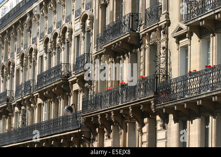 France, paris 9, rue de rome, balcons de ferronerie, immeubles, Banque D'Images