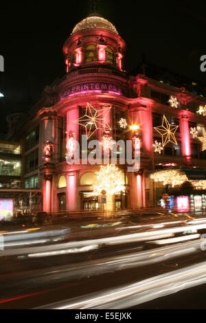 France, paris 9 e au printemps, boulevard haussmann, grands magasins illumines pour les fêtes de noël, 2007, automobile de circulation, Banque D'Images