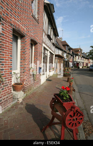 France, Basse Normandie, calvados, pays d'auge, beuvron en auge, maison en brique, pans de bois, village, Banque D'Images