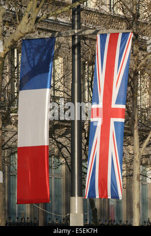 France, paris 8 e avenue des champs elysées, bannieres, drapeaux france et grande Bretagne, Union Jack, Banque D'Images