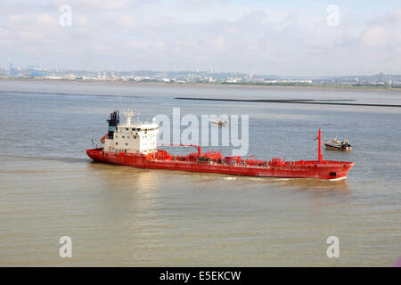 France, Basse Normandie, calvados, cote fleurie, Honfleur, entrée du port, petit pétrolier, cargaison en seine, dépuis radar, le havre au fond, Banque D'Images