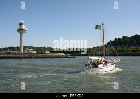 France, Basse Normandie, calvados, cote fleurie, Honfleur, entrée du port, chalutier, seine, tour radar parade de l'armada 2008, voilier, plaisance, Banque D'Images