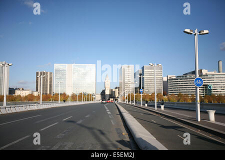 France, paris 13, pont charles de gaulle, visite de la gare de Lyon, circulation, immeubles, rue vide, Banque D'Images