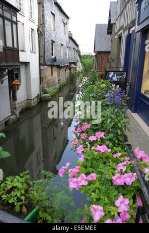 France, Haute-Normandie, eure, pont audemer, la petite venise, au dessus de l'eau, rue thiers, fleurs, maisons bardees d'ardoise, Banque D'Images