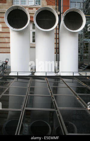 France, paris 4 e, beaubourg, architecte renzo piano, place Stravinsky, IRCAM, tubes, verriere, Banque D'Images