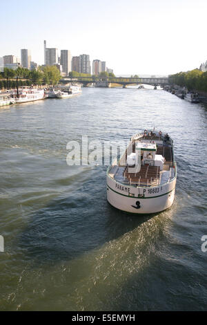 France, paris 16, Paris le pont d'Iena, bateau touristique de touristes, paname, immeubles du front de seine, tours, gratte ciel, seine, Banque D'Images