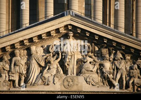 France, Paris 5, place du panthéon, façade et coupole du panthéon face à la rue Soufflot, fronton sculpte par David d'Angers. Banque D'Images