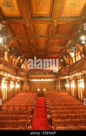 France, paris 16, théâtre du Ranelagh, 5 rue des vignes, salle de spectacle, lambris, bois, salle vue dépuis la scène, orchestre, Banque D'Images