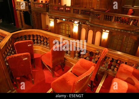 France, paris 16, théâtre du Ranelagh, 5 rue des vignes, salle de spectacle, lambris, bois, salle vue dépuis le balcon Banque D'Images