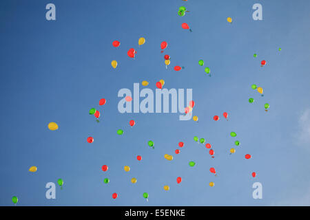 France, Haute-Normandie, eure, evreux, lacher de ballons multiconducteurs, ciel bleu, Banque D'Images