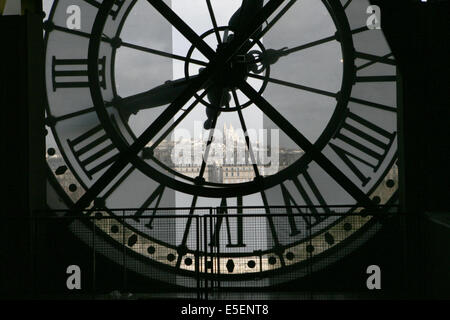 France, paris 7 - musée d'Orsay - quai Anatole france, vue sur le sacré-cœur, horloge, Banque D'Images