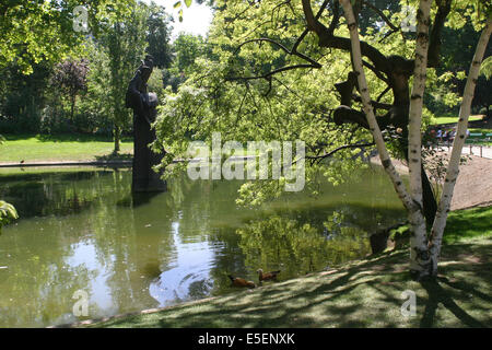 France, paris 17, quartier des batignolles, place des batignoles, végétation, espace vert, plan d'eau, jardin public, Banque D'Images