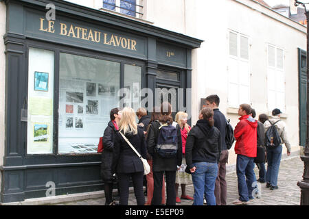 France, Paris 18, butte montmartre, le bateau lavoir, place emile goudeau, groupe de touristes, artistes, Banque D'Images