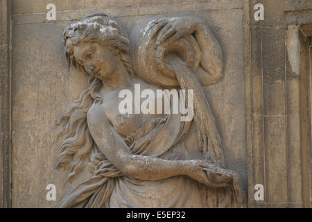 France, paris 1 e, fontaine de la croix du trahoir, rue de l'arbre sec, détail, femme versant de l'eau, sculpture, renaissance Banque D'Images