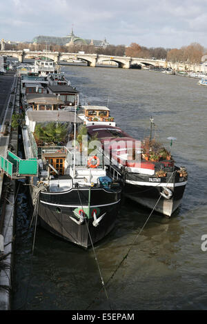 France, paris 7 e, péniches a quai, bateau, habitations, seine, dépuis la passerelle Leopold Sedar Senghor Banque D'Images