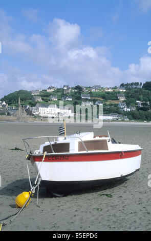 France, Bretagne, côtes d'armure, saint michel en greve, lieu de greve, maree basse, petit bateau echoue, Banque D'Images