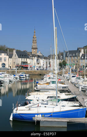 France, Bretagne, côtes d'armure, binic, port et quais, voliers, clocher de l'lunettes au fond, Banque D'Images