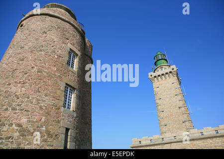 France, Bretagne, côtes d'armure, cote d'emeraude, cap Frehel, la vieille Tour et le phare, signalisation maritime, grande, Banque D'Images