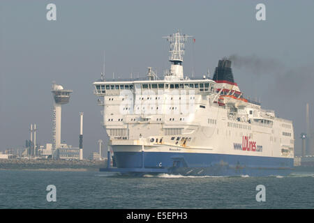 France : Normandie, seine maritime, le havre, port, ferry lignes LD quittant le port, louis dreyfus, transmanche, bateau norman Spirit, capitainerie, tour, vigie, Banque D'Images