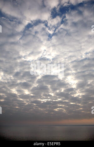 France, Bretagne, côtes d'armure, baie de saint brieuc, pointe du roselier, ciel nuageux, nuages, troupes de lumière sur la mer, Banque D'Images