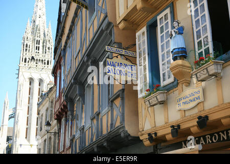 France, Bretagne, finistère Sud, cornouaille, quimper, rue kereon, habitat traditionnel, clocher de la cathédrale, maisons medievales, rue pieton, centre-ville, colombages, pans de bois, Banque D'Images