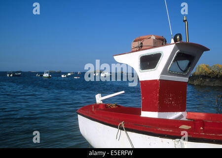 France, Bretagne, côtes d'armure, cote du goelo, ploubazlanec, port, cabine de bateau rouge Banque D'Images