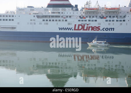 France: Normandie, seine maritime, le havre, port, vecette passant pres d'un ferry ld line, louis dreyfus, norman Spirit, trafic transmanche, navigation, bateau Banque D'Images