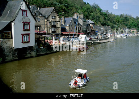 France, Bretagne, côtes d'armure, vallée de la rance, dinan, ville d'art et d'histoire, bords de la rance, port de plaisance, terrasses de restaurants, cafés, petit bateau navigant, Banque D'Images