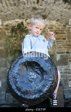 France, Bretagne, Finistère sud, cornouaille, Concarneau, la ville close, fortification vauban, enfant 6 ans jouant sur un canon Banque D'Images