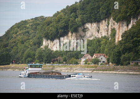 France, Haute-Normandie, seine maritime, vallée de la seine, villequier vu dépuis la rive d'en face, vatteville la rue, convois fluvial, peniche, faléises, Banque D'Images