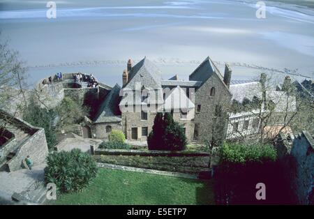 France, Basse Normandie, manche, Pays de la baie du Mont-Saint-Michel, dépuis les marches de l'abbaye, habitat, maisons du mont Banque D'Images