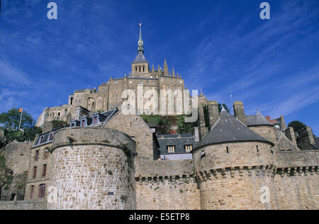 France, Basse Normandie, manche, Pays de la baie, au pied des remparts du Mont-Saint-Michel, remparts, tour, maisons, Banque D'Images