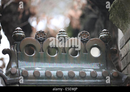 France, paris 16e, 41 rue chardon lagache, hôtel jassede, hôtel particulier, architecture hector guimard, art nouveau, détail ceramique couvrant le porche d'entrée, faitage, Banque D'Images