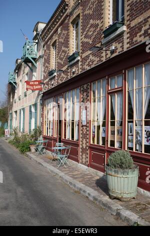 France, Haute-Normandie, eure, vallée de la seine, giverny, ancien hôtel baudy, restaurant, auberge, claude monet, impressionnistes, peinture, façade sur rue, Banque D'Images