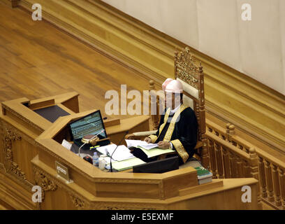 (140730) -- NAY PYI TAW, le 30 juillet 2014 (Xinhua) -- Le Président du Parlement de l'Union du Myanmar et de la Chambre des représentants U Shwe Mann assiste à la 10e session ordinaire de l'Union Européenne Parlement Européen à Nay Pyi Taw, le Myanmar, le 30 juillet 2014. Parlementaire du Myanmar Chambre des représentants (Chambre basse) mardi à l'unanimité, a accepté de former une commission d'examen d'une proposition d'adopter la représentation proportionnelle (RP) Système électoral ou pour savoir s'il y a un autre système qui convient mieux au Myanmar dans ses élections parlementaires. (Xinhua/U Aung)(zhf) Banque D'Images