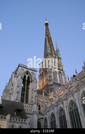 France, Haute-Normandie, seine maritime, rouen, cathédrale notre dame, dépuis la cour d'Albanie, fleche, soir, Banque D'Images