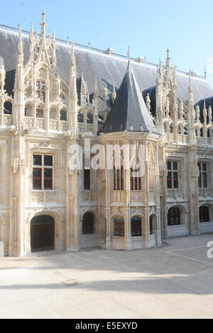 France, Haute Normandie, seine maritime, rouen, palais de justice, tribunal, institution, monument historique restauration en 2007, néo-gothique, cour d'honneur, palais royal, tour centrale, Banque D'Images