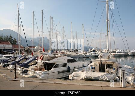 TURQUIE, sud d'antalya, kemer, riviera Turque, station balnéaire, début de saison touristique, hôtel, plage au pied des montagnes, préparation de la grande saison, port de plaisance, marina, yachts, vedettes, Banque D'Images