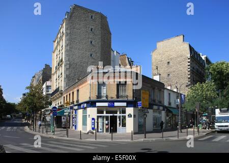 France, Ile de France, paris 14e arrondissement, rue d'alésia et angle de l'avenue reille, façade, immeubles hauts encadrant un batiment bas, banque, Banque D'Images