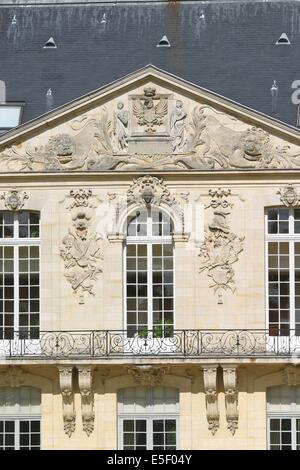 France, région picardie, oise, ermenonville, château, face au parc jean jacques rousseau, philosophie, fronton, façade, Banque D'Images