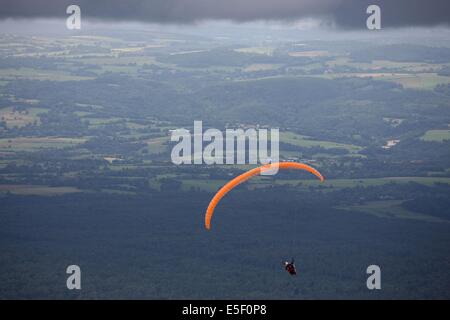 France, auvergne, puy de Dome, salaire supérieur le sommet du puy de Dome, volcan, ciel tres menacant, orage, brouillard, meteo, parapente, sport, Banque D'Images