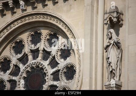 France, ile de france, paris 11e arrondissement, 71 boulevard voltaire, lunettes saint ambroise, religion catholique, façade de détail, Banque D'Images