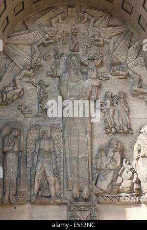 France, ile de france, paris 16e arrondissement, porte de saint nuage, 96 boulevard murat, lunettes sainte jeanne de chantal, façade de détail, sculpture, bas relief, religion catholique, Banque D'Images