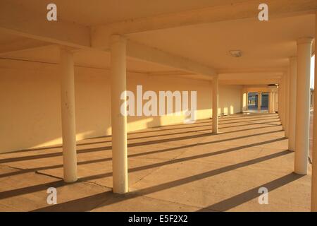 France, Basse Normandie, Calvados, Deauville, front de mer, colonnes, décaissement des bains de mer, Cabines, ombres et lumieres, Banque D'Images