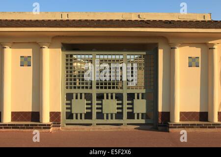 France, Basse Normandie, Calvados, Deauville, face de mer, colonnes, décaissement des bains de mer, Cabines, ombres et lumières, mousses, Banque D'Images
