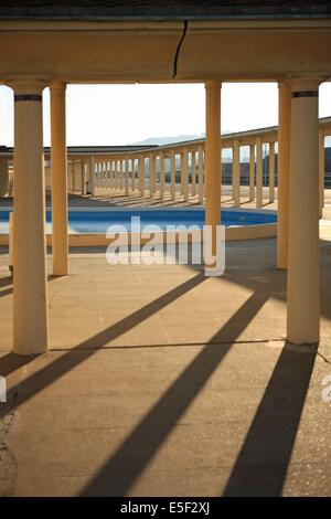 France, Basse Normandie, Calvados, Deauville, front de mer, colonnes, décaissement des bains de mer, Cabines, ombres et lumieres, Banque D'Images