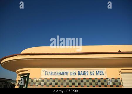 France, Basse Normandie, Calvados, Deauville, front de mer, colonnes, décaissement des bains de mer, Cabines, ombres et lumieres, Banque D'Images