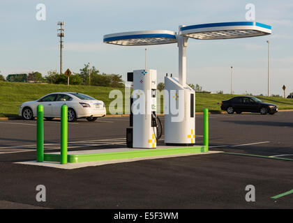 Station de recharge pour voitures électriques et parking en USA installé par NRG eVGO pour recharger les voitures électriques Banque D'Images