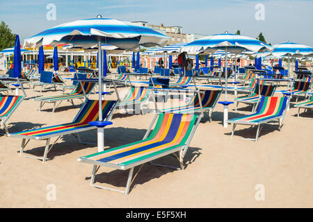 Des chaises longues et des parasols sur la plage. Banque D'Images